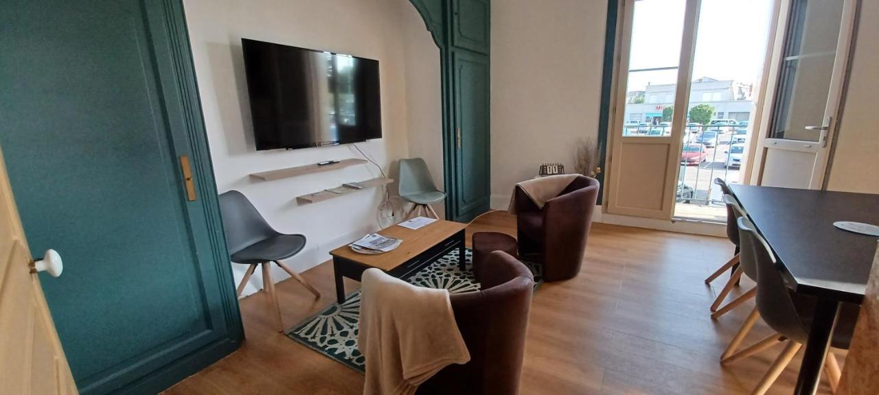 Le Logis De La Place Туар Экстерьер фото
